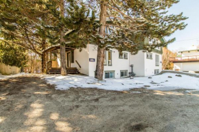 Birch View- Balcony-Backyard-Parking-Sauna-Sleeps 20